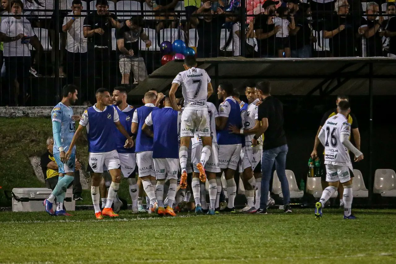 ABC passa aperto, mas vence o Figueirense em jogo de tempos distintos