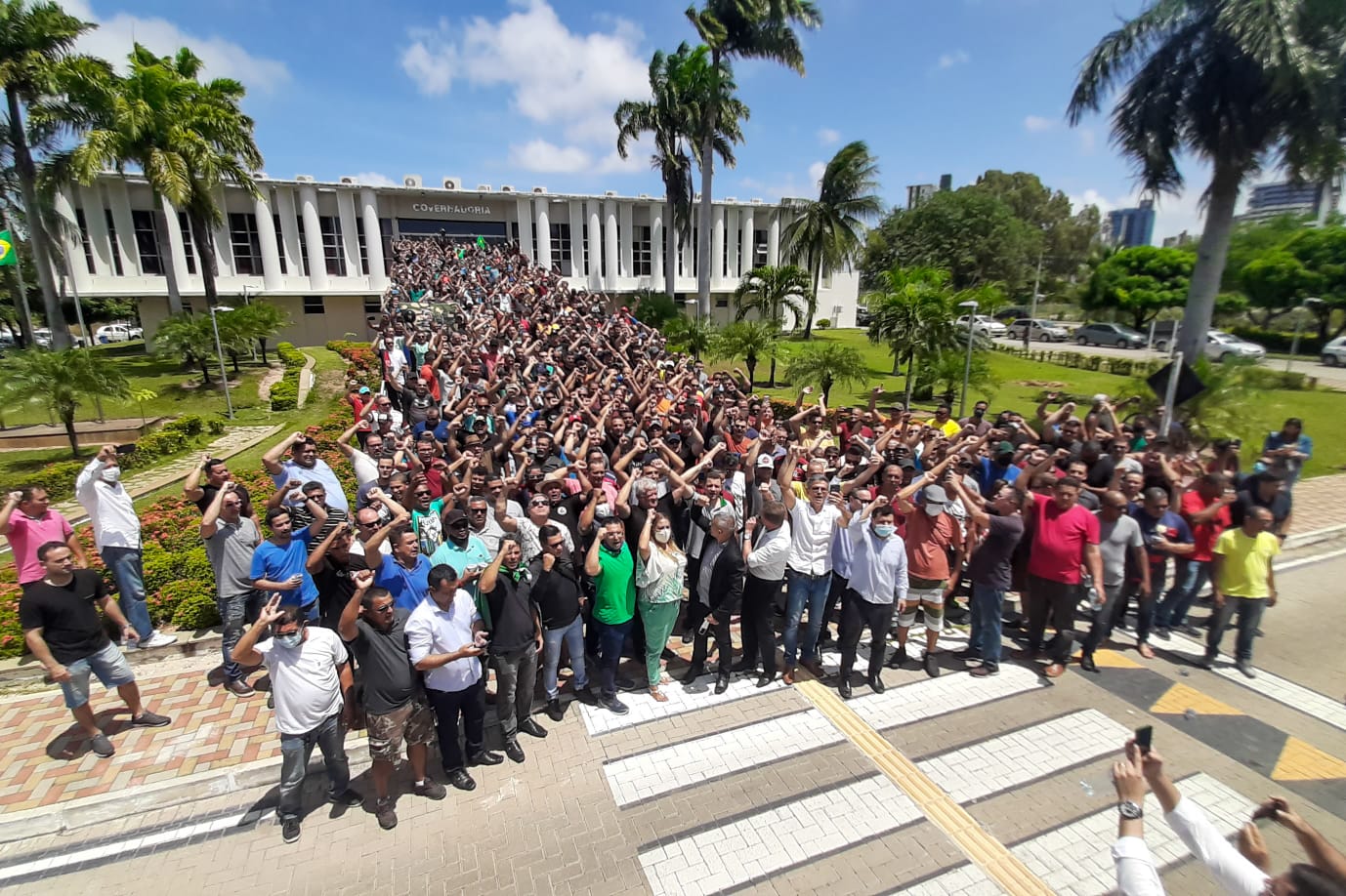 PMs e bombeiros militares protestam por correção no subsídio nesta terça-feira (22)