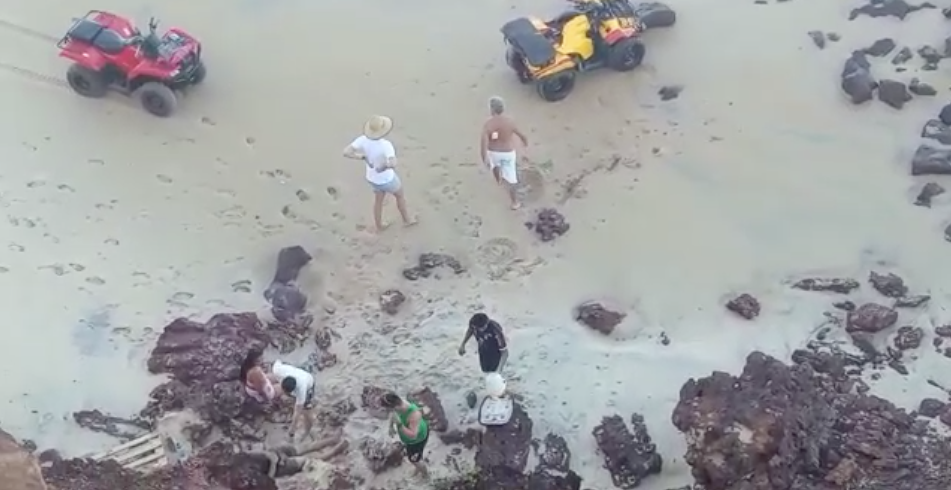 [VÍDEO] Turista perde controle de quadriciclo e cai de falésia em Pipa