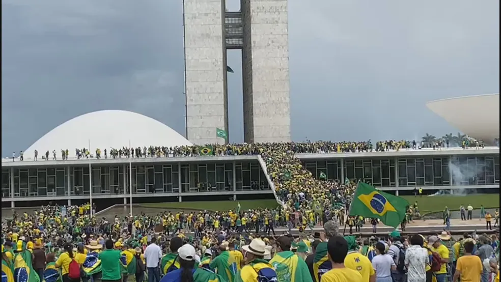 Urgente: Manifestantes entram em confronto com a polícia e sobem rampa do Congresso Nacional