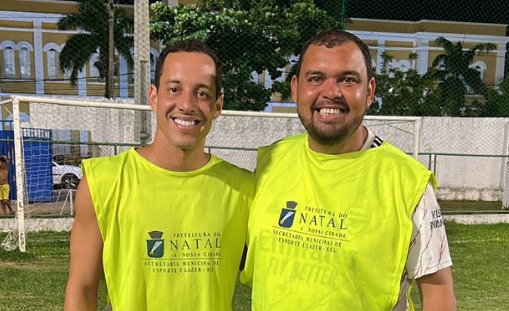 Sem definir futuro, Rodriguinho reencontra amigos em pelada no bairro das Rocas