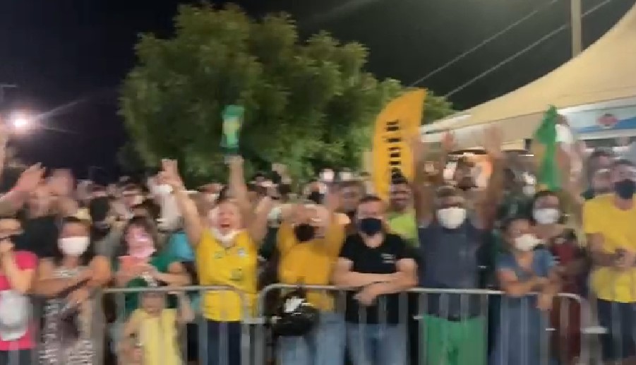 [VIDEOS] Potiguares fazem festa com Bolsonaro; Presidente come na Praça de Alimentação