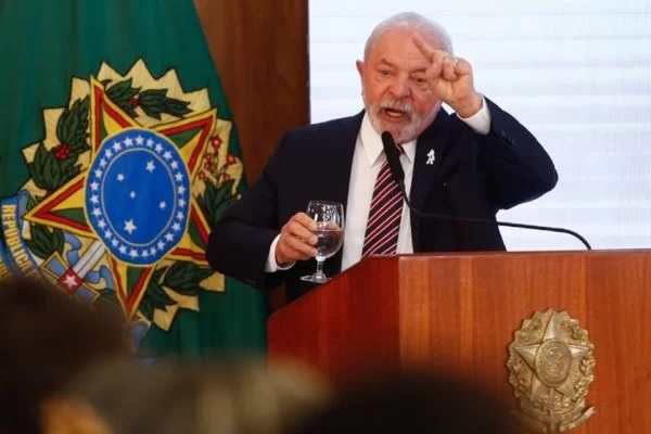 Lula: “Não se pode transformar escolas em prisões de segurança máxima”