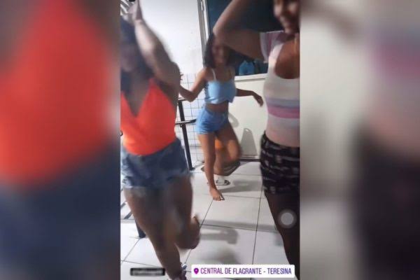 [VÍDEO] Mais de 50 adolescentes são detidos em festa de influencer, quebram ônibus e fazem dancinha do TikTok em delegacia