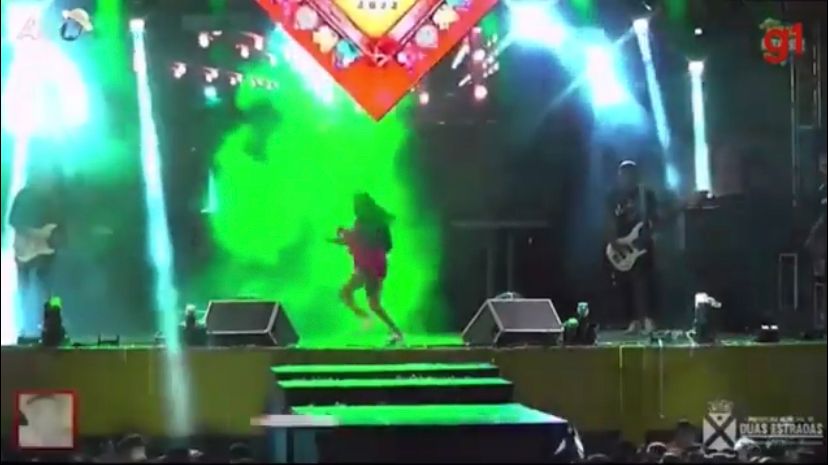 [VÍDEO] Cantora sai correndo do palco após tiroteio em show