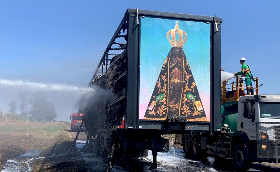 [FOTOS] Fé: Carreta de algodão pega fogo e painel de Nossa Senhora Aparecida se mantém intacto