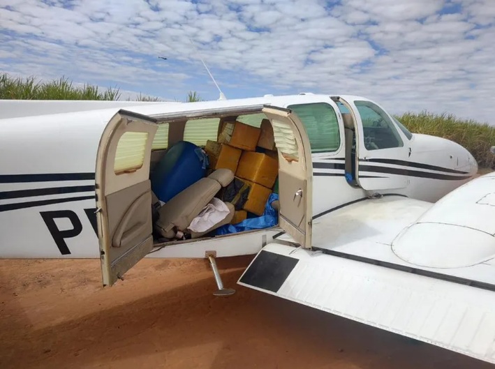 Caças da FAB interceptam avião que transportava carga de cocaína estimada em R$12 milhões