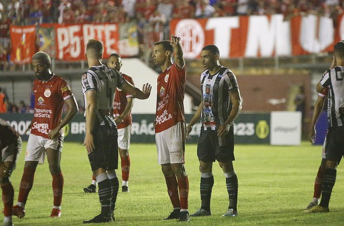 Técnico muda, estreantes fazem a diferença e América vence a primeira na Série C