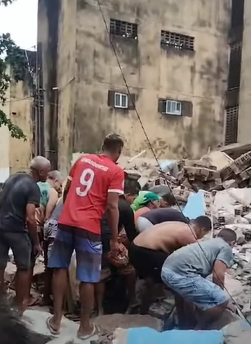 Pessoas morreram soterradas em prédio que desabou na Grande Recife