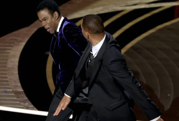 [VÍDEO] 'Todo mundo odeia': Will Smith sai no tapa com Chris Rock ao vivo durante premiação do Oscar