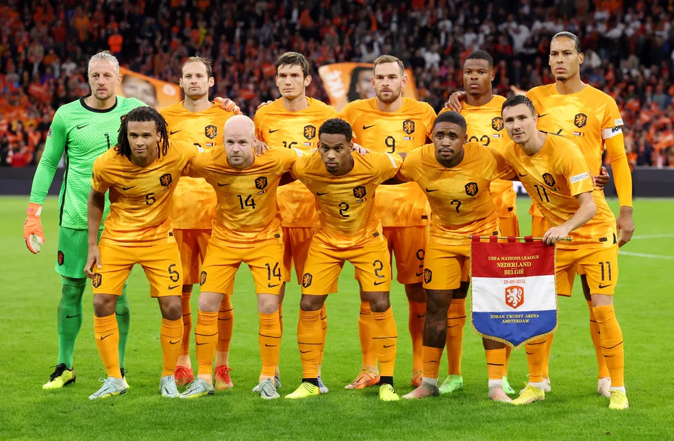 Van Gaal define últimos nomes e lança os 26 convocados da Holanda