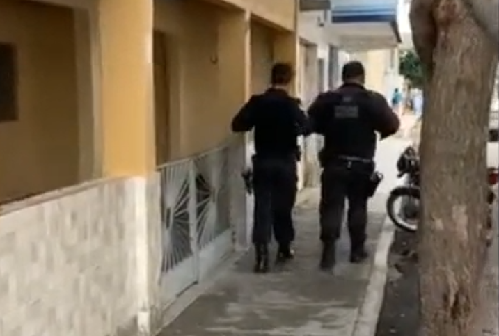 [VÍDEO] Sem viaturas, policiais têm que enfrentar bandidos a pé no interior do RN