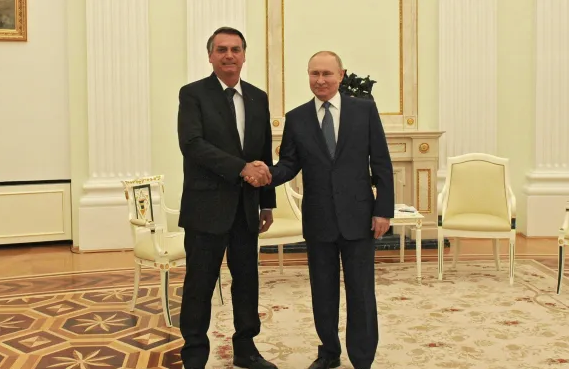 Bolsonaro e Putin: “Pregamos a paz e respeitamos quem age dessa maneira”