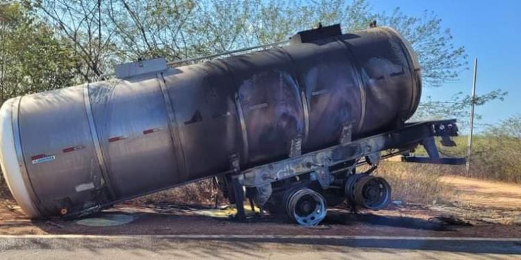 Carreta carregada com suco de caju pega fogo na BR-405, no RN