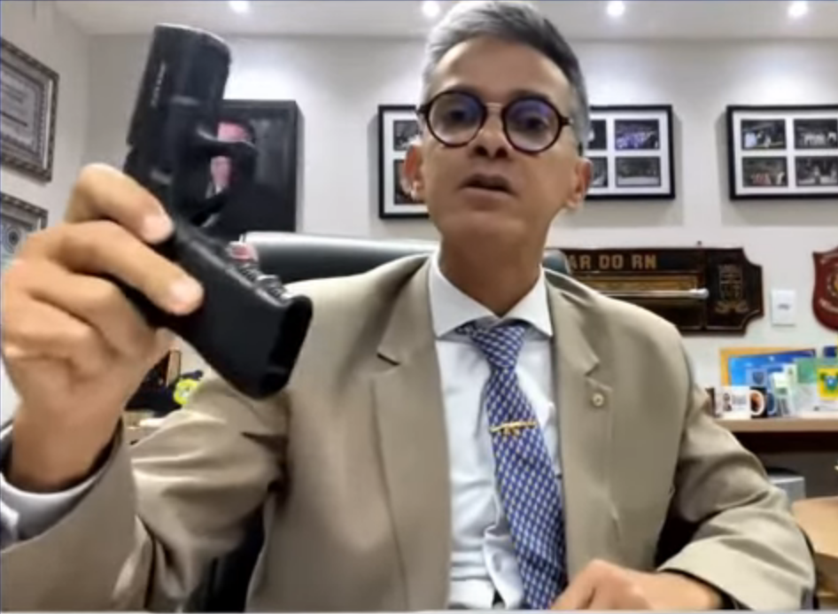 [VÍDEO] Deputado do RN mostra arma e chama Lula para "ir lhe pegar" na Assembleia Legislativa