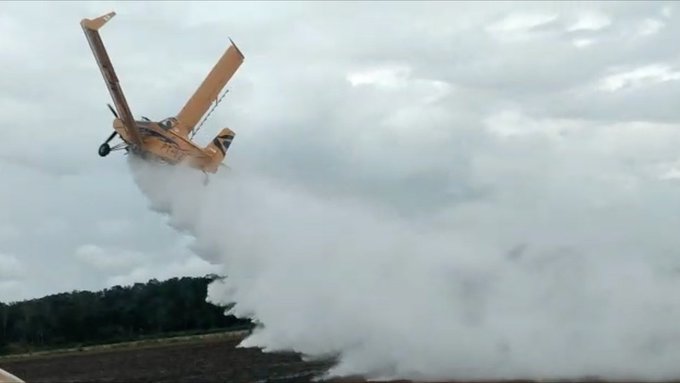 [VIDEO] Impressionante: Asas de avião quebram e aeronave cai em fazenda