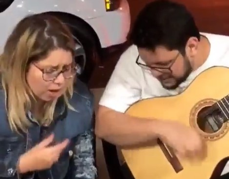 [VIDEO] Emocionante: Marília Mendonça e Maurílio juntos cantam juntos