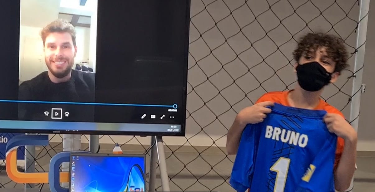 [VÍDEO] Após "brincadeira", jogador Bruninho manda vídeo e camisa para aluno do RN