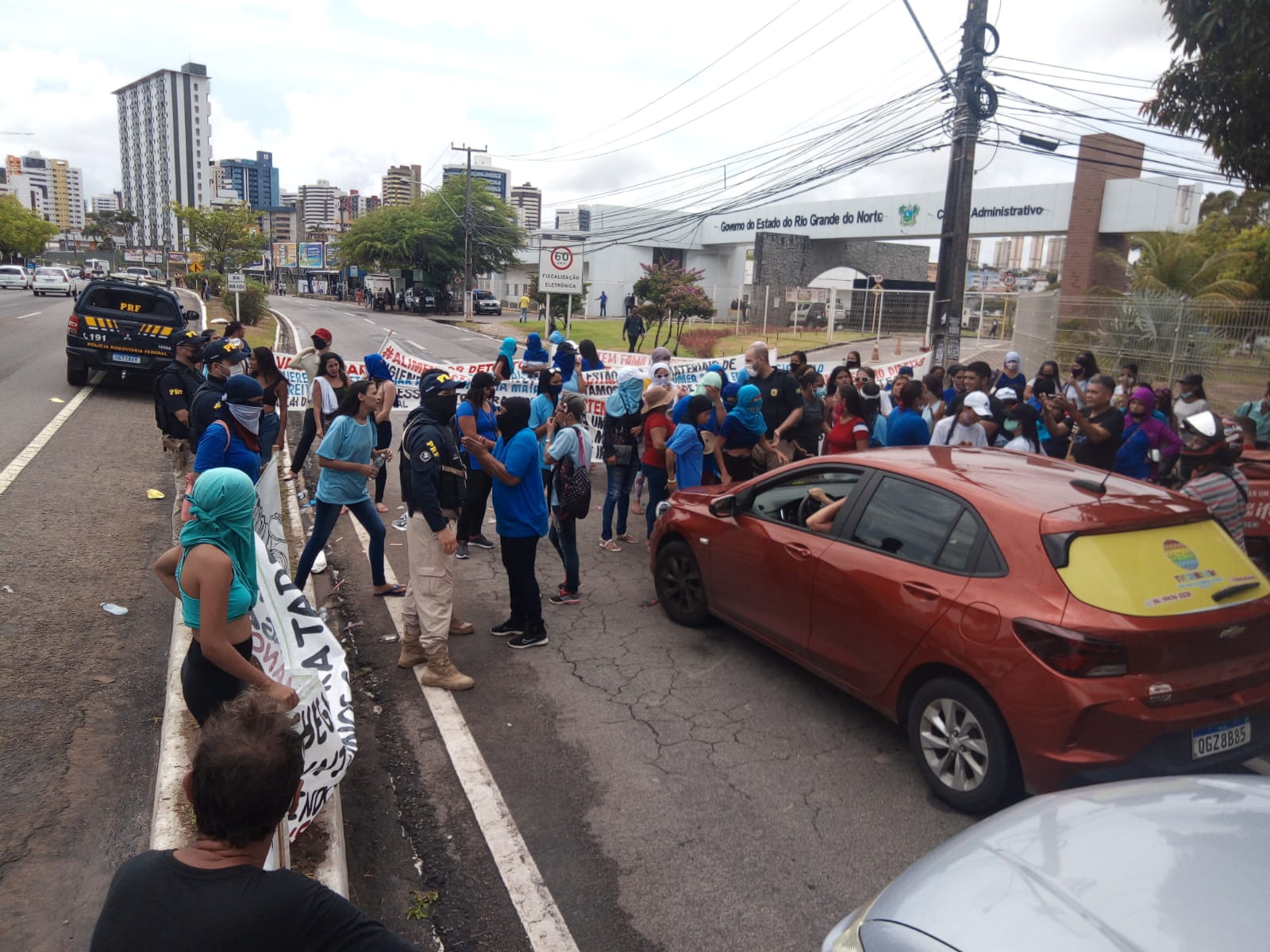 Entenda por que trânsito ficou lento na BR-101 no início da tarde de hoje