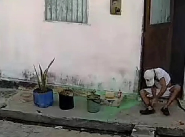 [VÍDEO] Homem é flagrado rompendo tornozeleira eletrônica no dia em que saiu da cadeia no interior do RN