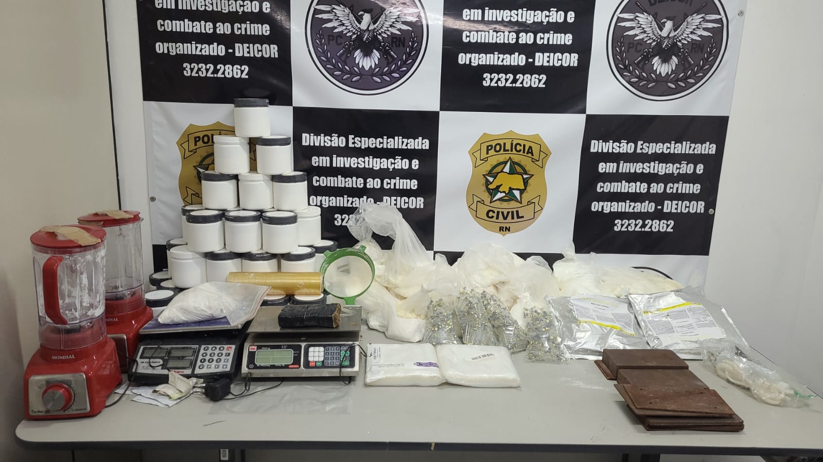 Foragido há 9 anos por tráfico é preso em laboratório de cocaína e mente identidade a policiais na Grande Natal