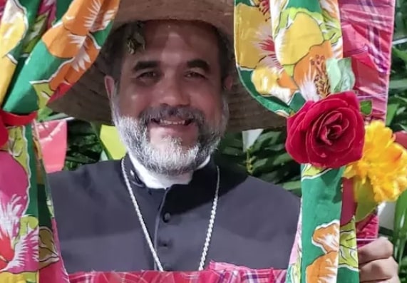 [IMAGENS] Após ser chamado de ‘padre de festa junina’, internautas resgatam fotos de Padre Kelmon fantasiado