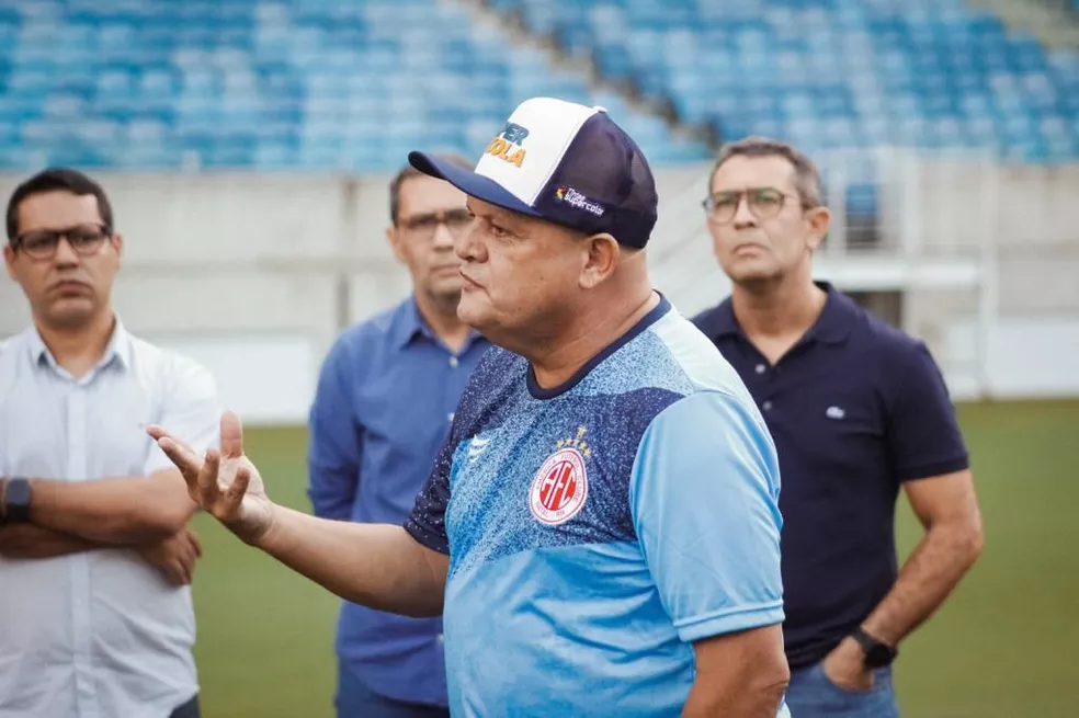 [VIDEO] Técnico defende direito de "não tomar vacina" e é demitido do América antes mesmo de estrear