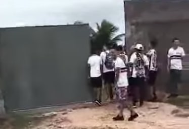 [VÍDEO] Abandono: Torcida do Santa Cruz "invade" estádio em jogo contra o Globo