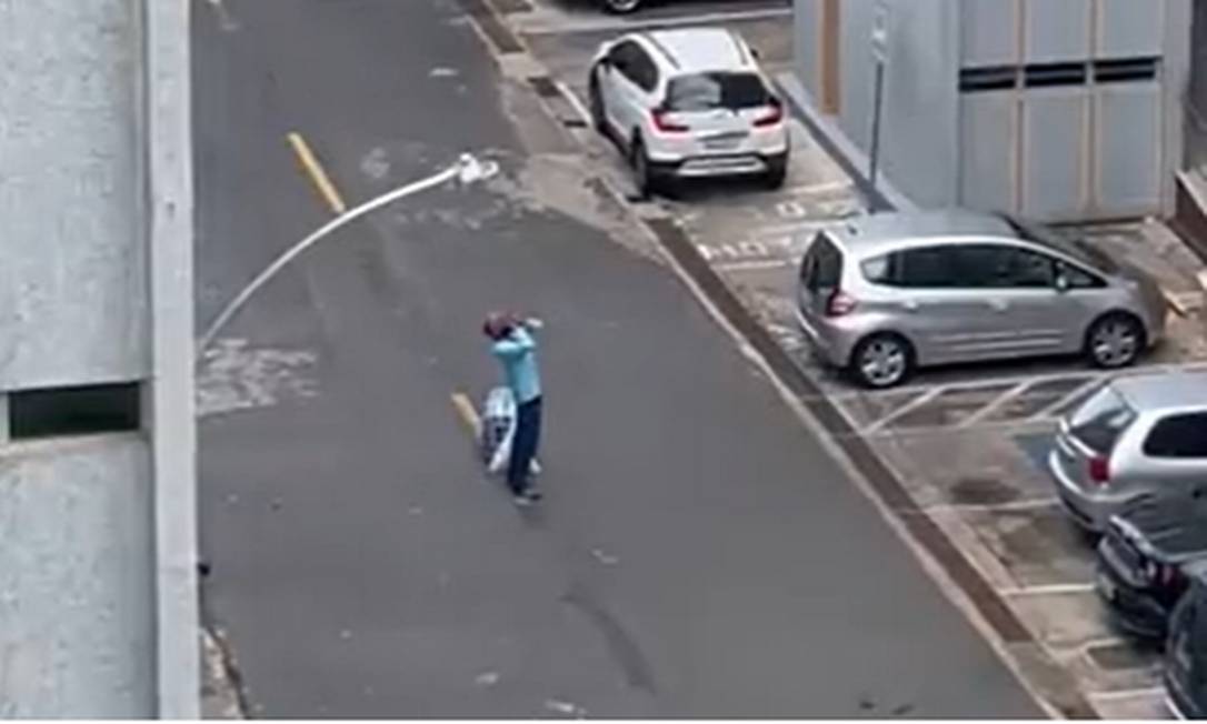 VÍDEO: Homem implora por comida em Brasília: "Por favor, é fome"