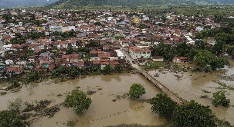 Governo libera R$ 700 milhões para ajuda a regiões afetadas por chuvas