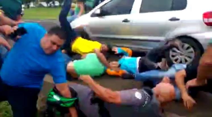 [VÍDEO] Motorista fura bloqueio e atropela diversos manifestantes em ato contra Lula; criança está entre vítimas