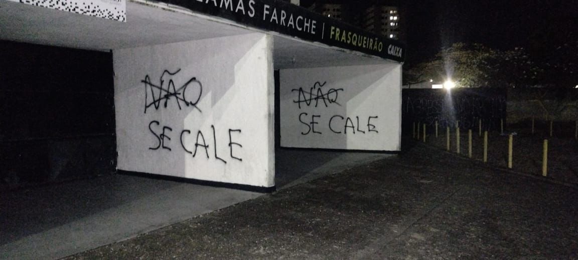 [FOTOS] Muros do Frasqueirão amanhecem pichados com protestos contra chegada de atacante acusado de agressão ao ABC