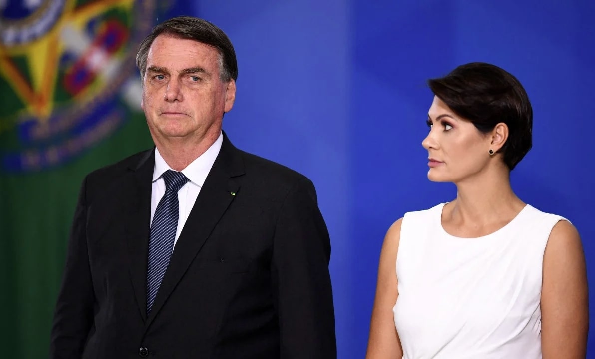 Primeira-dama afirma que é "mentira" que Bolsonaro tenha sido levado a hospital com dores abdominais