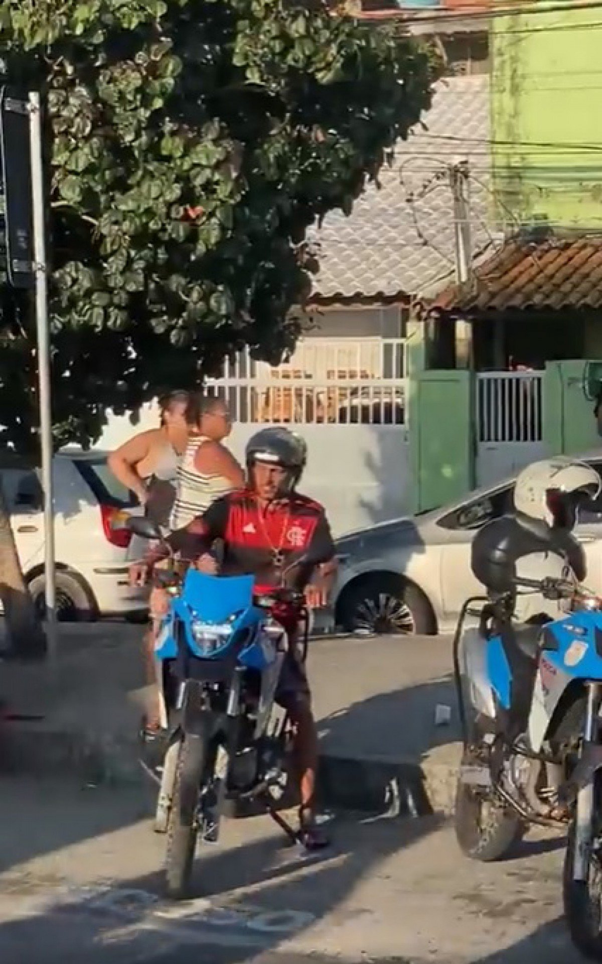 VÍDEO: Homem sobe em moto da polícia, finge dar partida e é preso