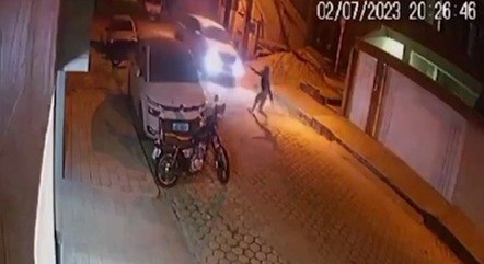 [VÍDEO] IMAGENS FORTES: Mulher tenta salvar cachorro e morre atropelada