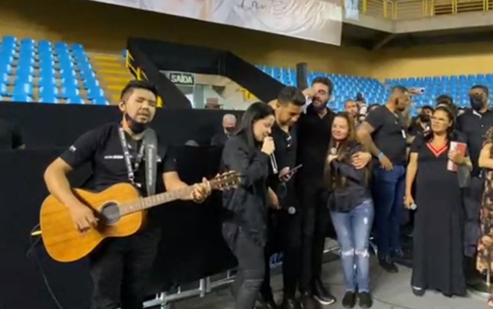 [VIDEO] Maiara e Maraísa fazem bela homenagem em velório de Marília Mendonça