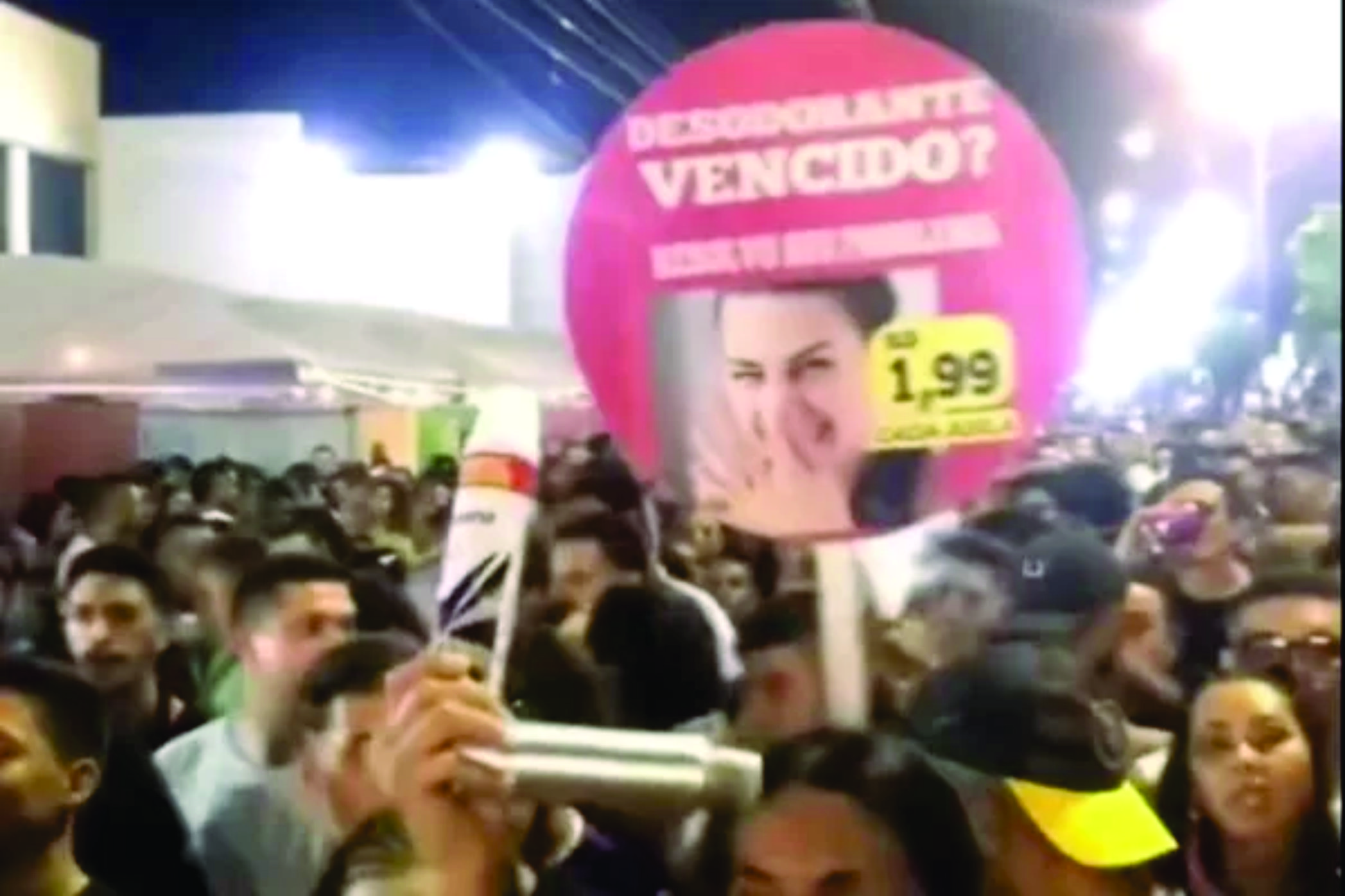 Mulher vende aplicação de desodorante a R$ 1,99 no carnaval de Salvador