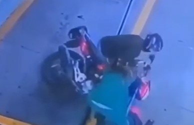 [VIDEO] Frentista mulher derruba motociclista que tentou fugir após abastecer moto