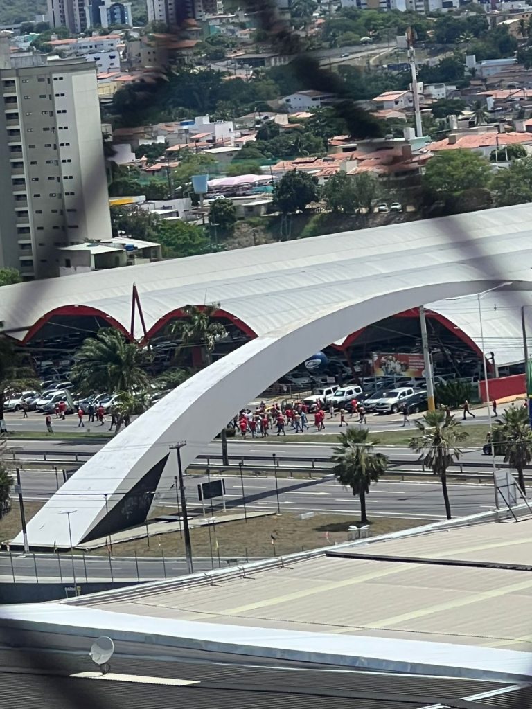 [VÍDEO] Briga de torcidas com explosões causa pânico e faz carros voltarem na contramão na BR-101