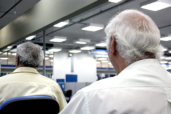 Banco vai ter que indenizar idoso por desconto indevido em benefício previdenciário