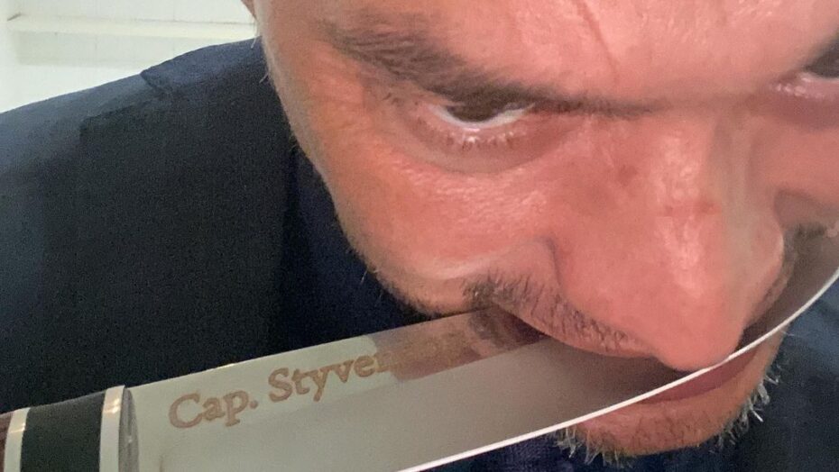 Senador Styvenson publica foto com faca nos dentes e recebe apoio para candidatura ao governo