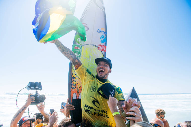 Medina vence final "brasileira" e é tricampeão mundial de surfe