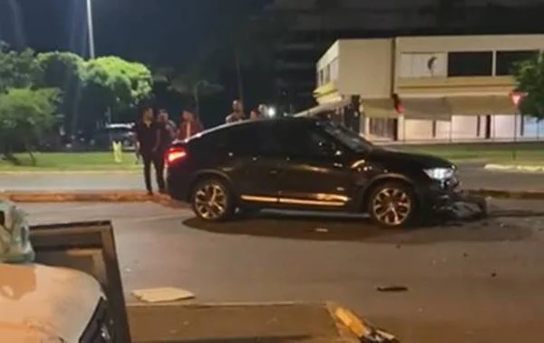 Jovem presa após bater BMW xinga PMs e diz que “pai tem dinheiro para comprar Brasília inteira”