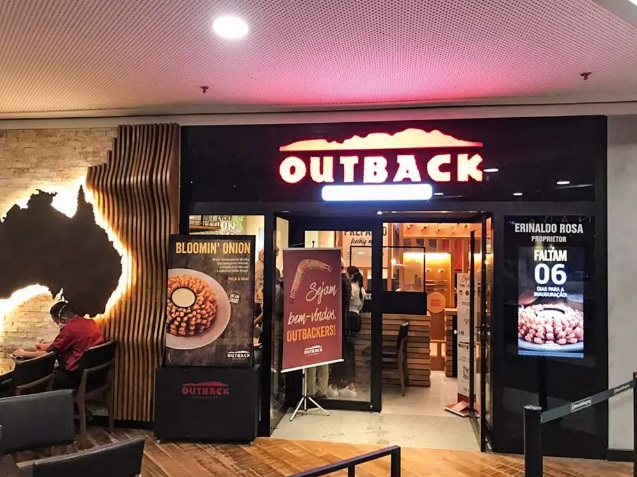 MP apura prática de funcionários ajoelharem no Outback e rede extingue ato