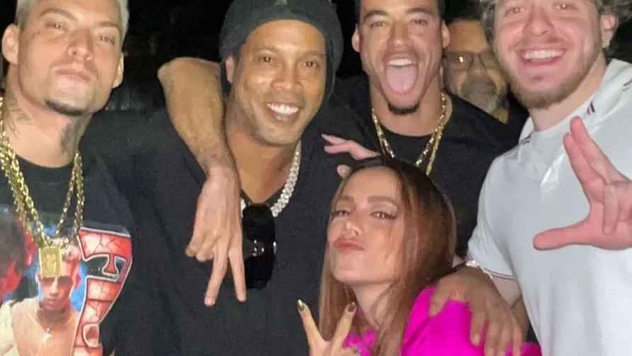 Anitta comemora aniversário de Ronaldinho Gaúcho com craque e rappers