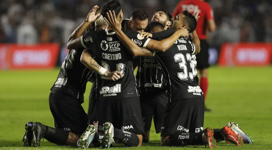 Corinthians vence Santos em clássico interrompido por falta de segurança na Vila Belmiro