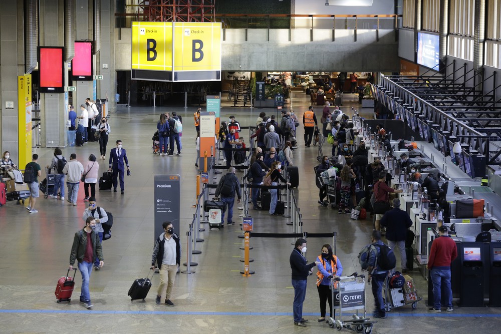 Governo de SP aciona STF para exigir passaporte de vacina de viajantes que chegam ao Brasil