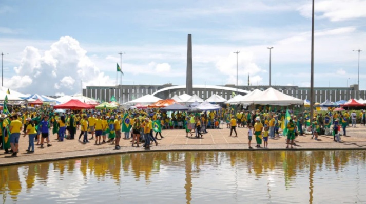 Cerca de 80 ônibus chegam a Brasília para protesto contra Lula