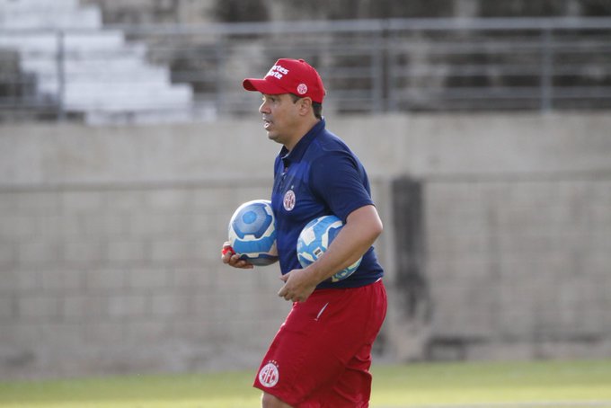 Dado Cavalcanti se apresenta e fala à toda imprensa, aliás, como deve ser no futebol profissional