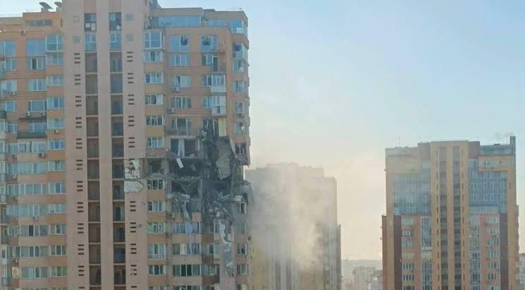 [VIDEO] Impressionante: Prédio residencial em Kiev é atingido por míssil